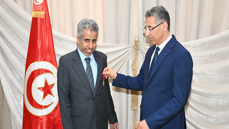 وزير الداخلية يمنح وساما للأمين العام لمجلس وزراء الداخلية العرب 