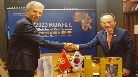 وزير الإقتصاد  يلتقي بنائب الوزير الأول ووزير الإقتصاد والمالية الكوري  ومسؤولي عدد من المؤسسات الكورية