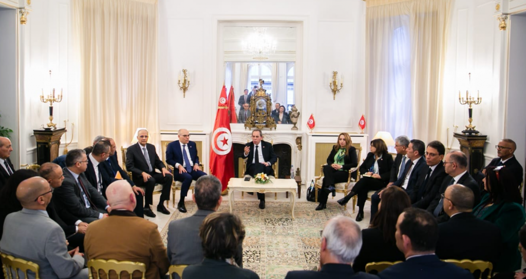 رئيس الحكومة يلتقي بباريس رؤساء البعثات القنصلية التونسية وممثلي الهياكل التونسية بفرنسا