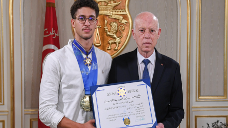 رئيس الجمهورية يقلد بطل السباحة العالمي أحمد الجوادي بالصنف الأول من الوسام الوطني للاستحقاق في قطاع الرياضة