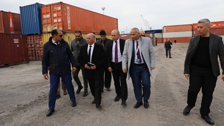 وزير النّقل يؤدّي زيارة ميدانيّة إلى ميناء رادس التّجاري
