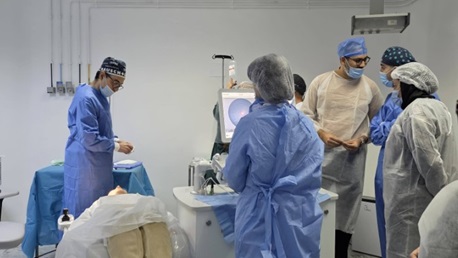 فريق طبي بشارل نيكول ينجح في اجراء أول عمليتين لتصحيح عيوب الابصار بتقنية حديثة تعتمد على الليزر