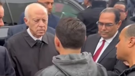 رئيس الجمهورية يعاين الأوضاع بمنطقة البحر الأزرق بالمرسى وبجهة سيدي بوسعيد بعد الفيضانات الأخيرة