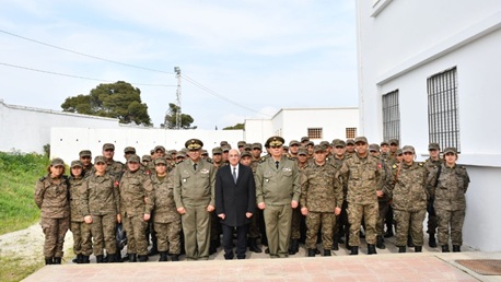 وزير الدفاع يُؤدي زيارة ميدانية إلى القاعدة العسكرية بسيدي يحيى