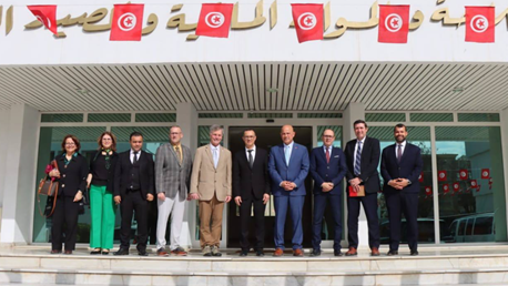 عز الدّين بن الشيخ، وزير الفلاحة والموارد المائيّة والصيد البحري، حاكم ولاية وايومنغ مارك غوردون مرفوقا بسفير الولايات المتّحدة الأمريكيّة بتونس، بيل بزي